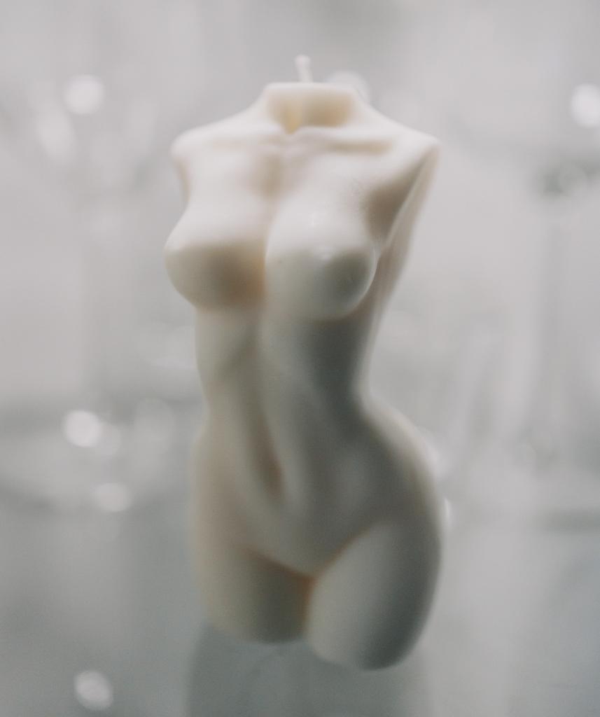 Свеча женский торс VENUS