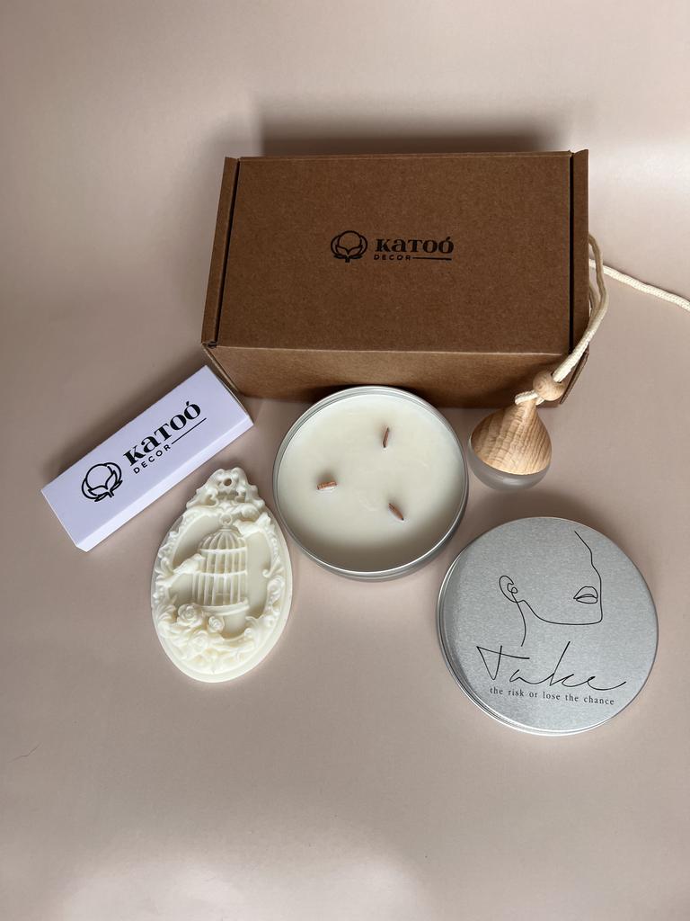 Подарочный набор со свечей, саше и автопарфюмом