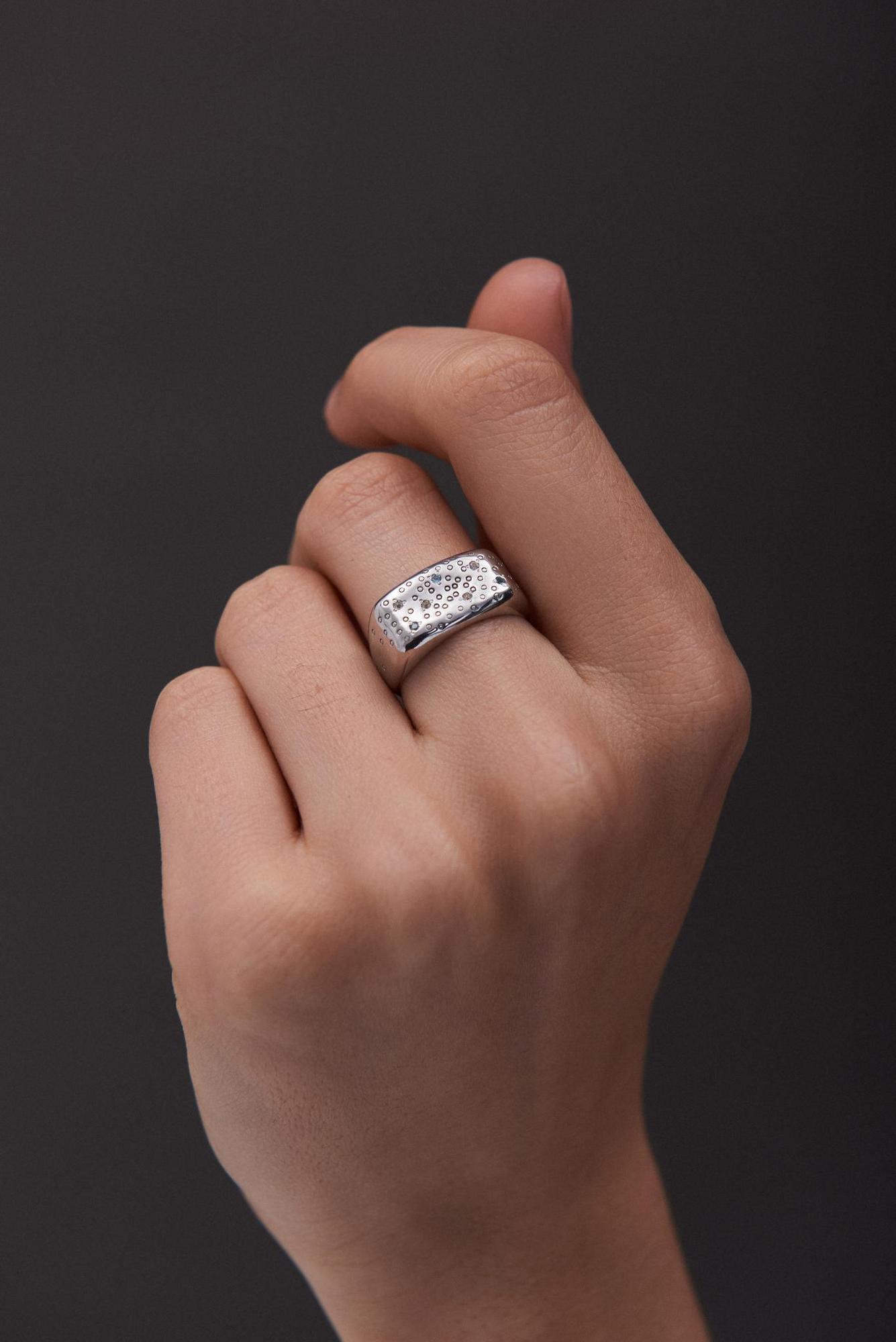 Кольцо 7 Crystals с белым и голубым топазом