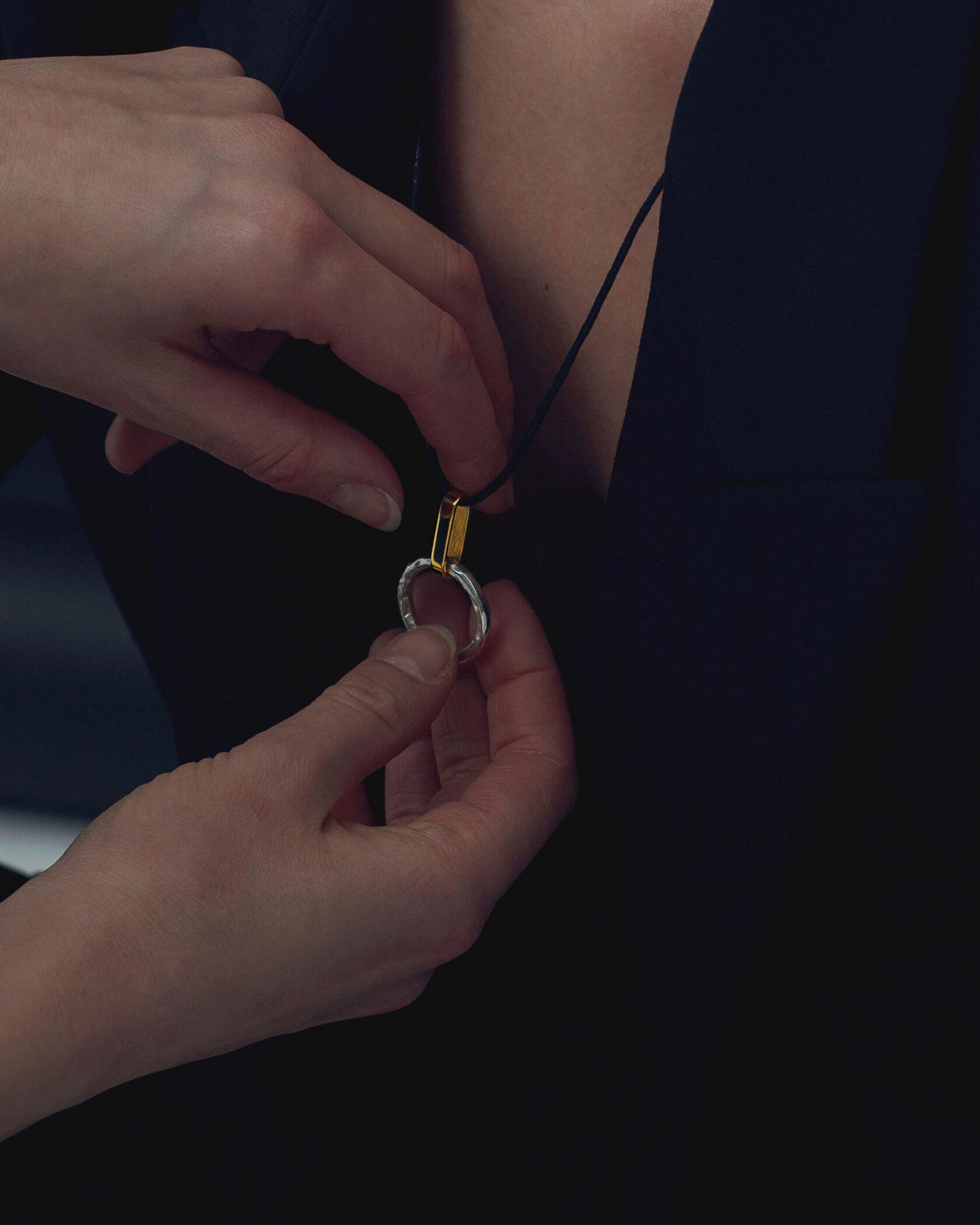 Кулон с латунью на шнурке