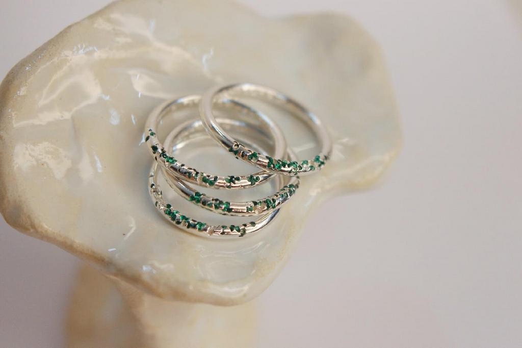 Кольцо с вплавленными зелеными камнями