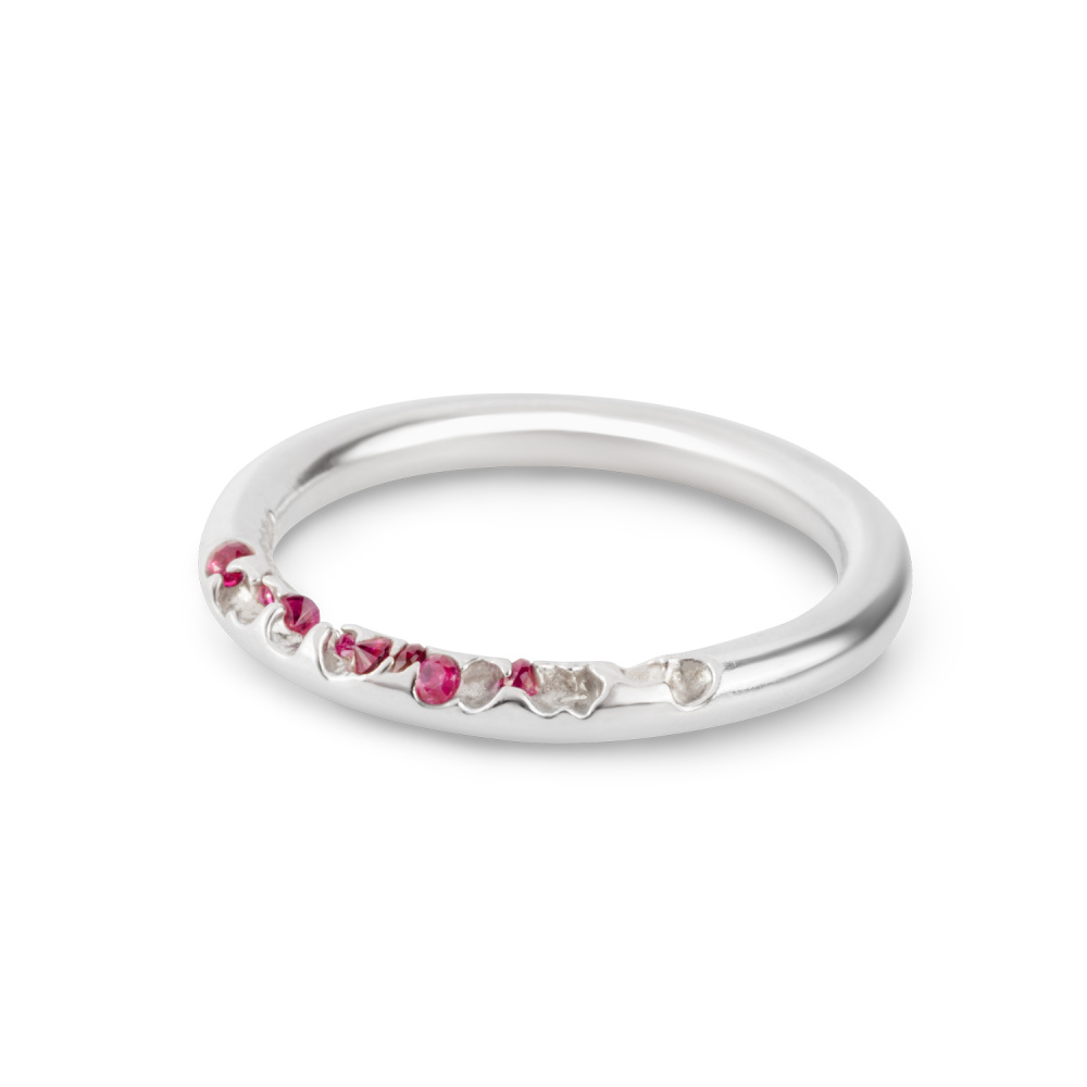 Кольцо с вплавленными красными камнями