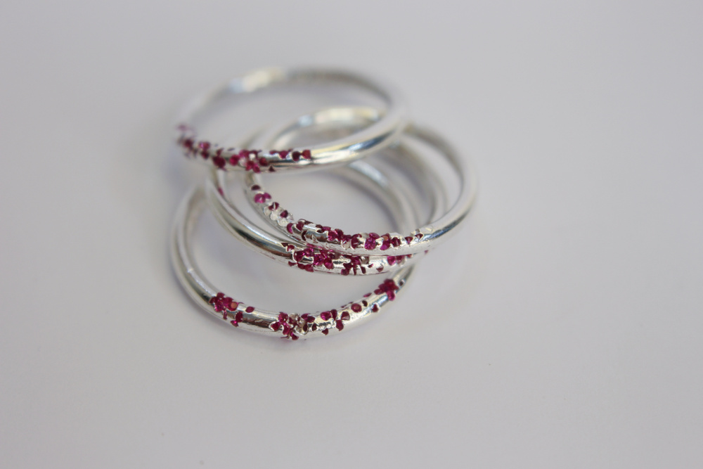 Кольцо с вплавленными красными камнями