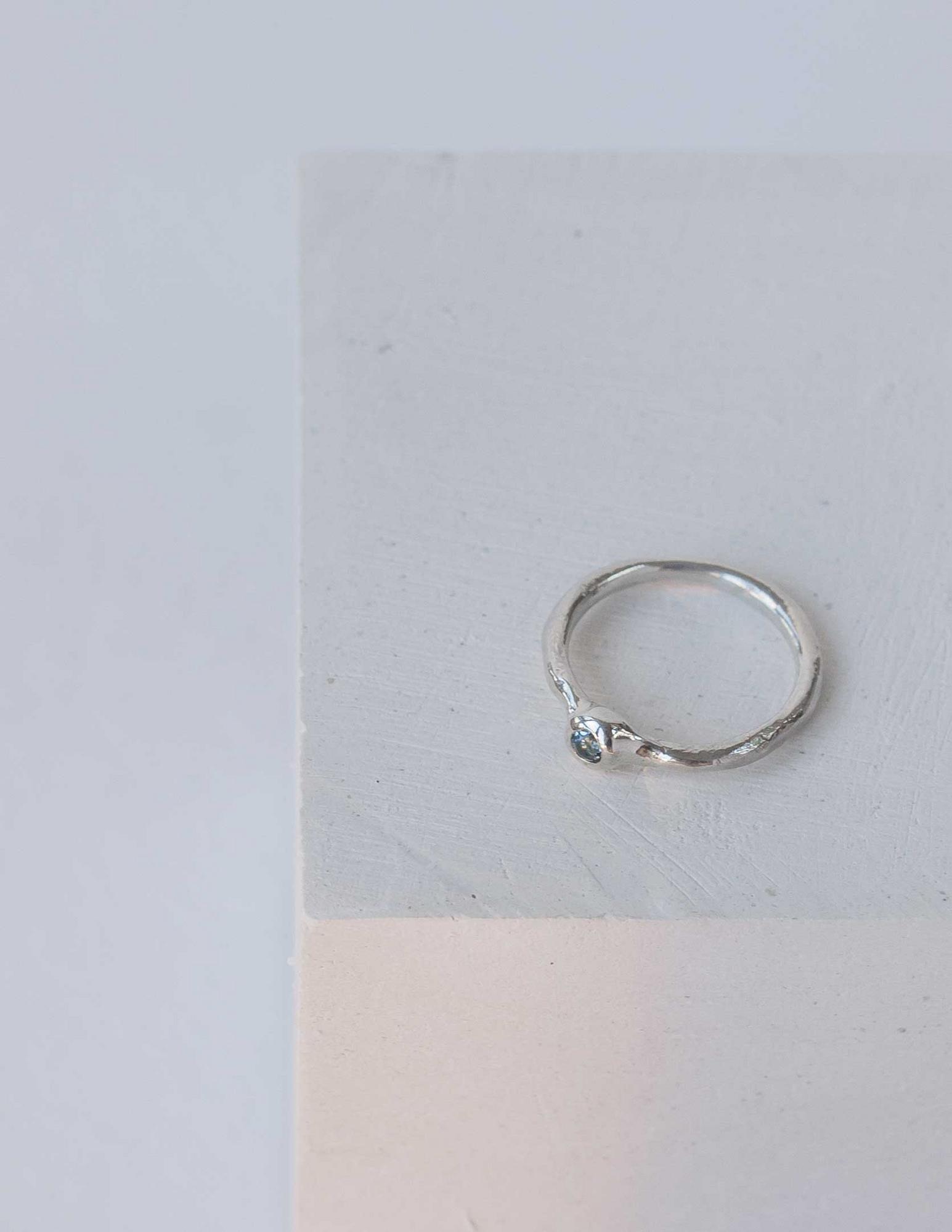 Кольцо мятое с натуральным камнем