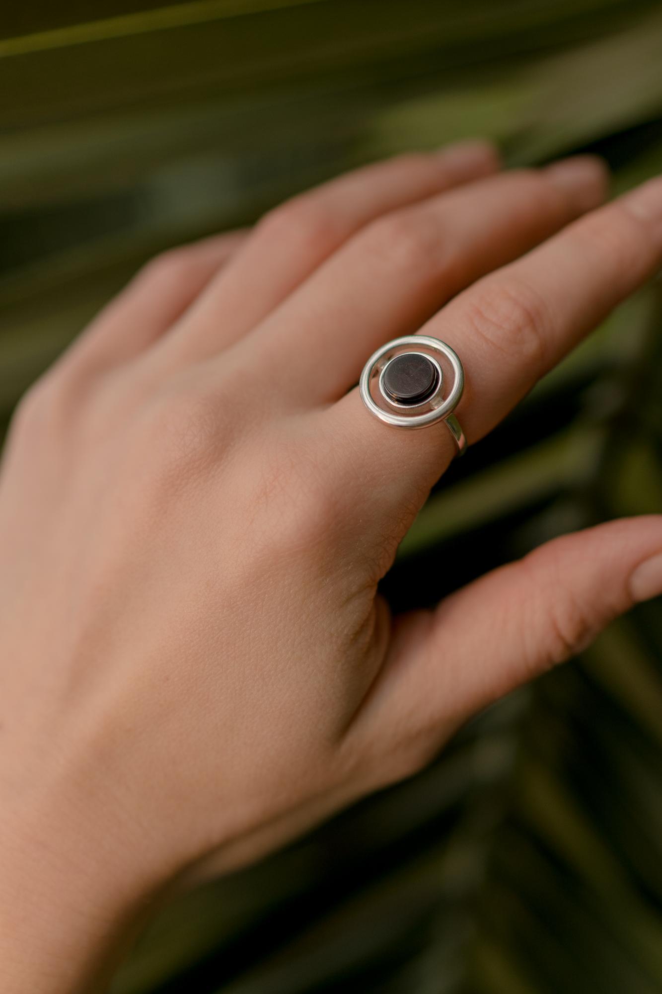 Кольцо с натуральным янтарем