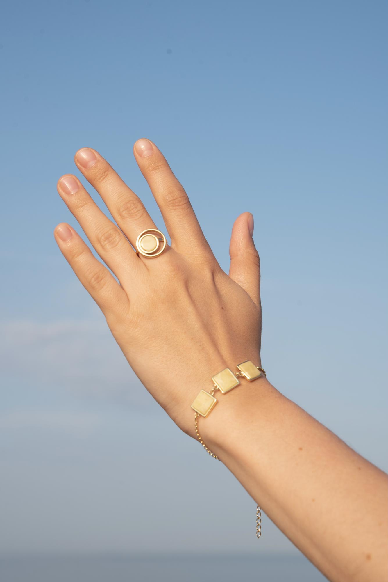 Кольцо с натуральным молочным янтарем