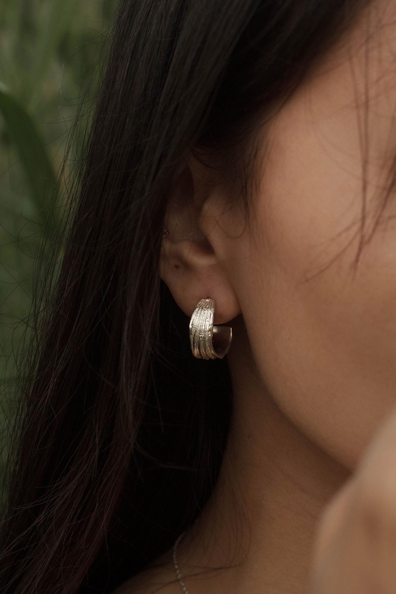 Серьги-конго с фактурой ракушки рифленые