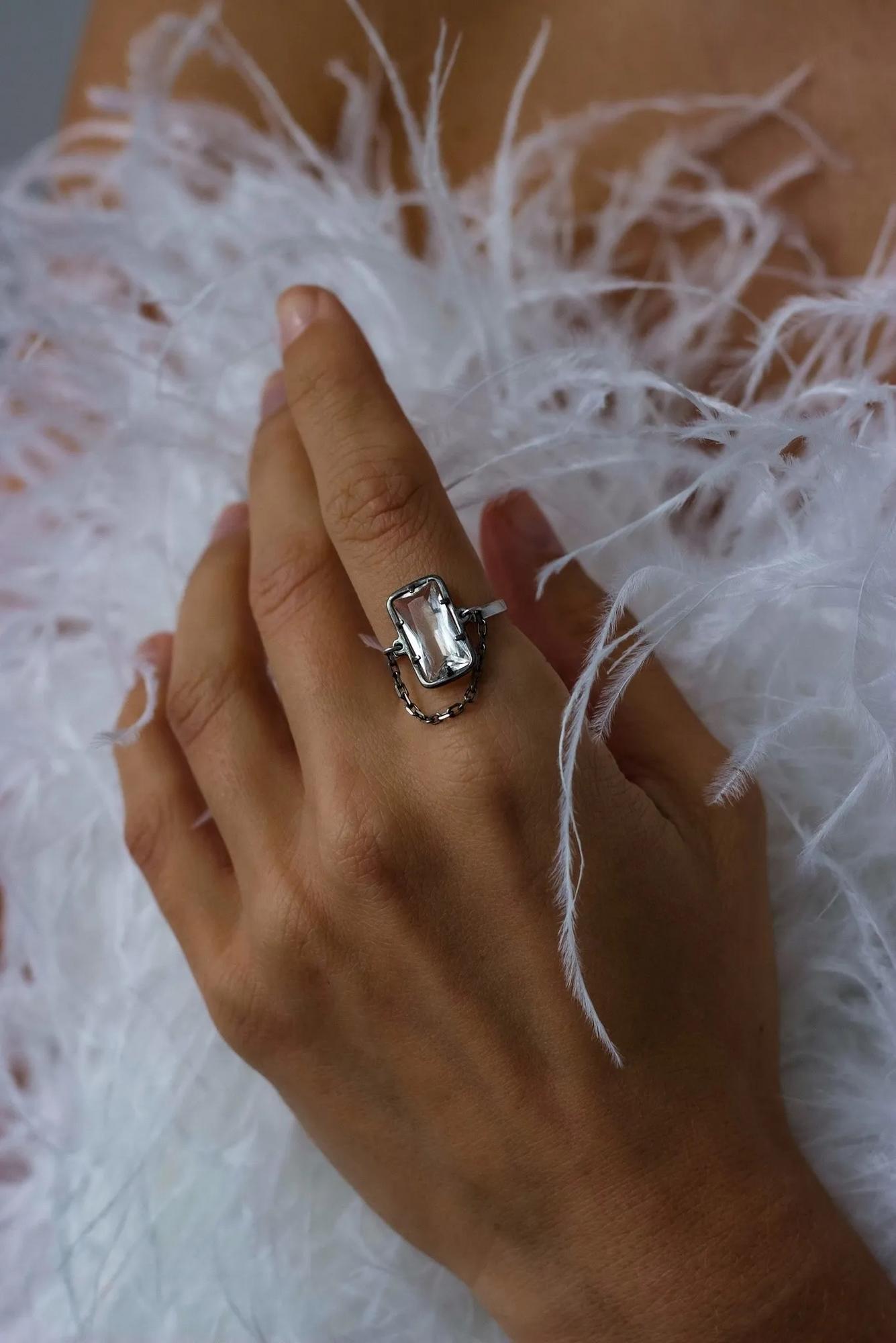 Серебряное кольцо «Лед» с горным хрусталем еще крупнее