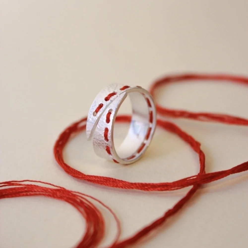 Кольцо  с красной нитью R5001S011