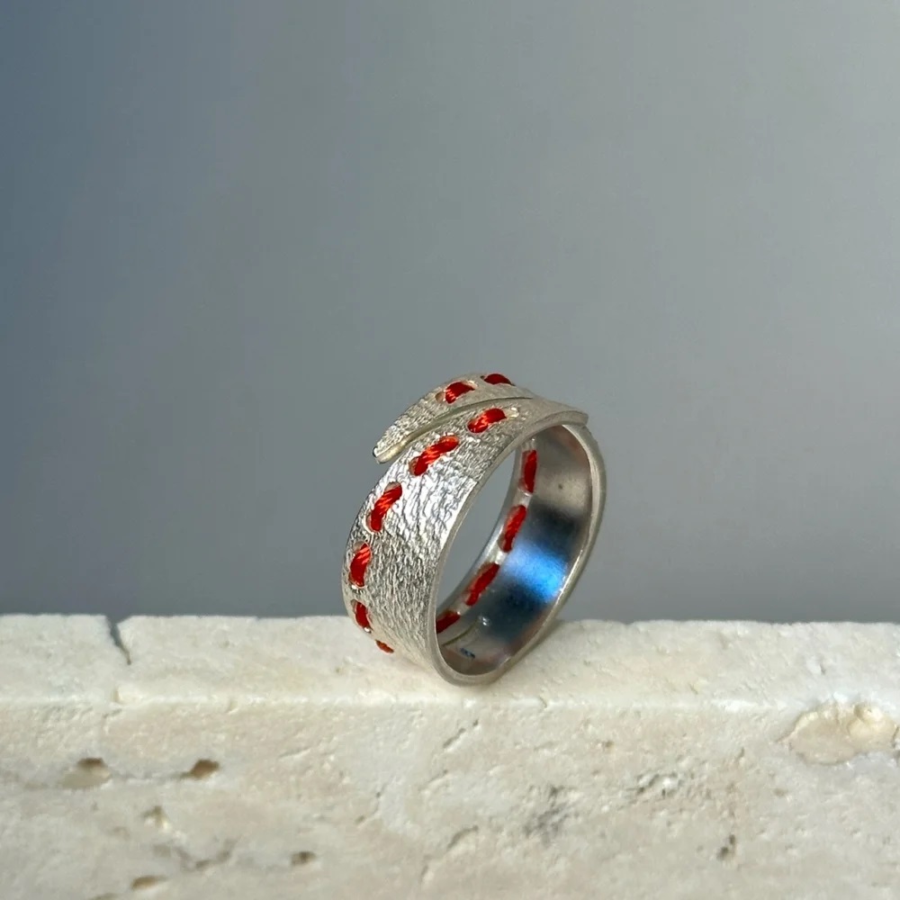 Кольцо  с красной нитью R5001S011