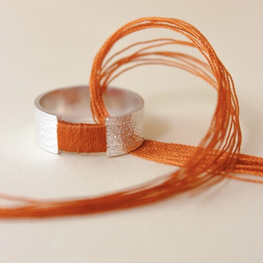 Кольцо с оранжевой нитью R5022S010