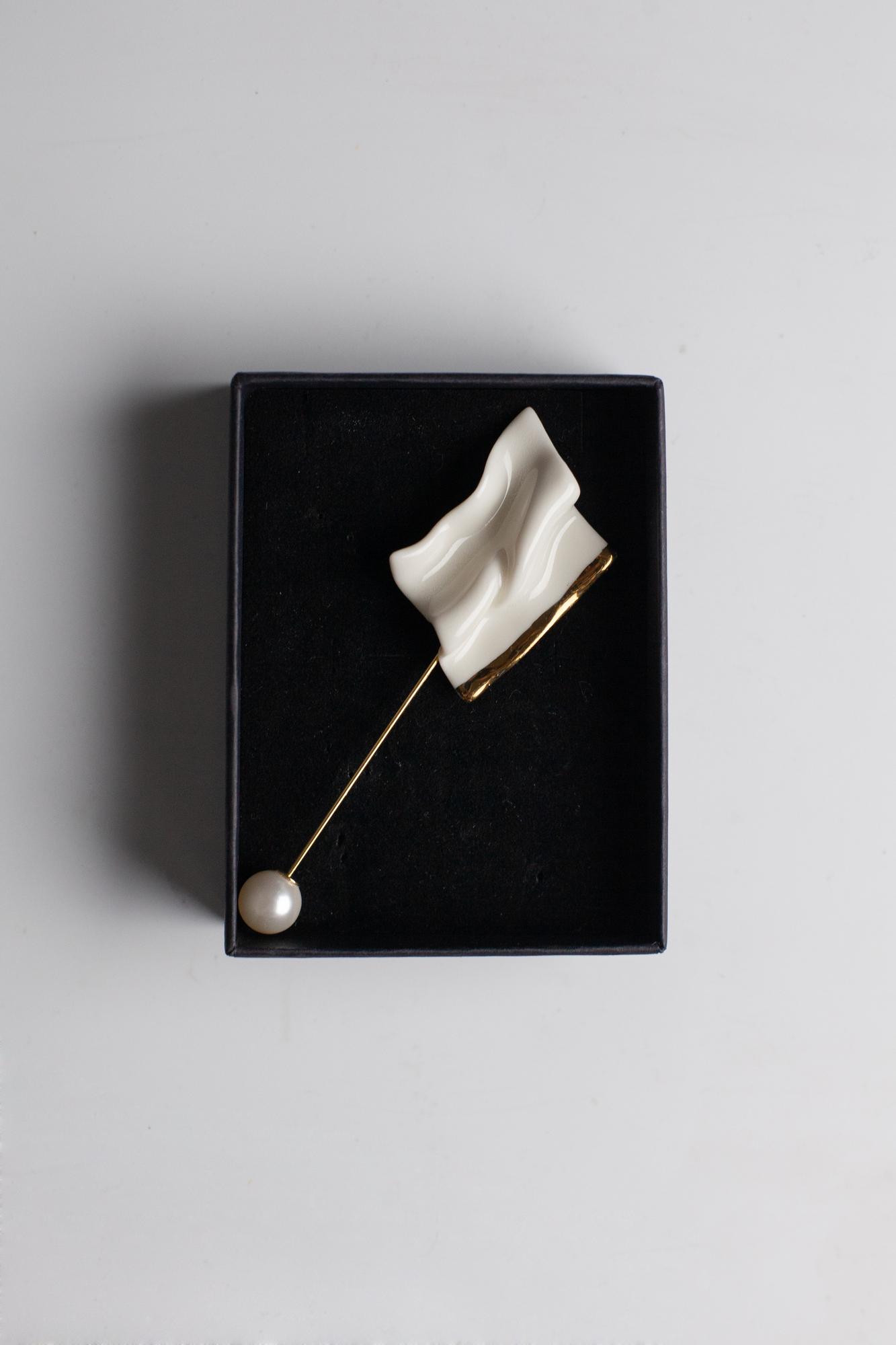 Брошь из фарфора