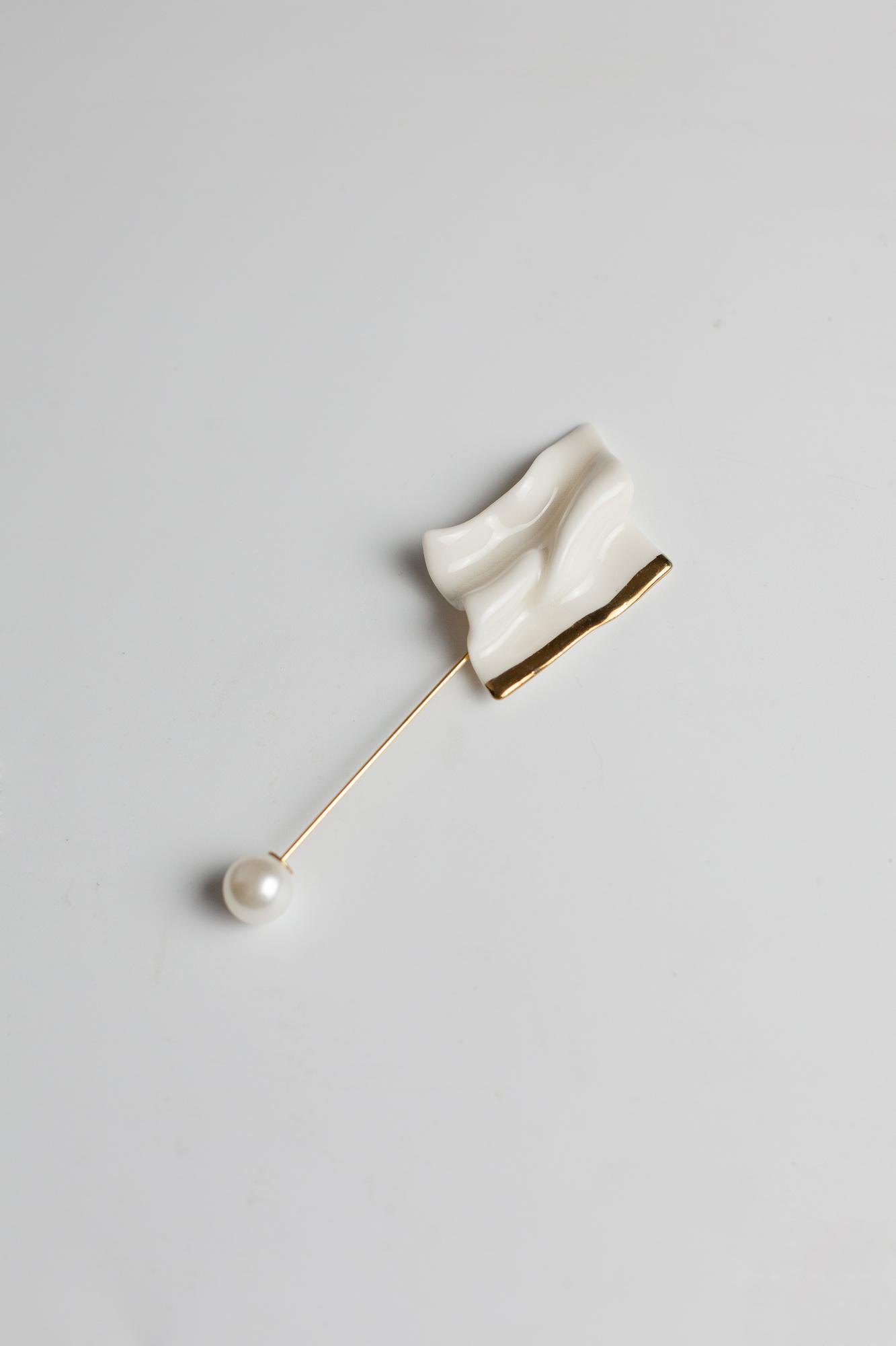 Брошь из фарфора