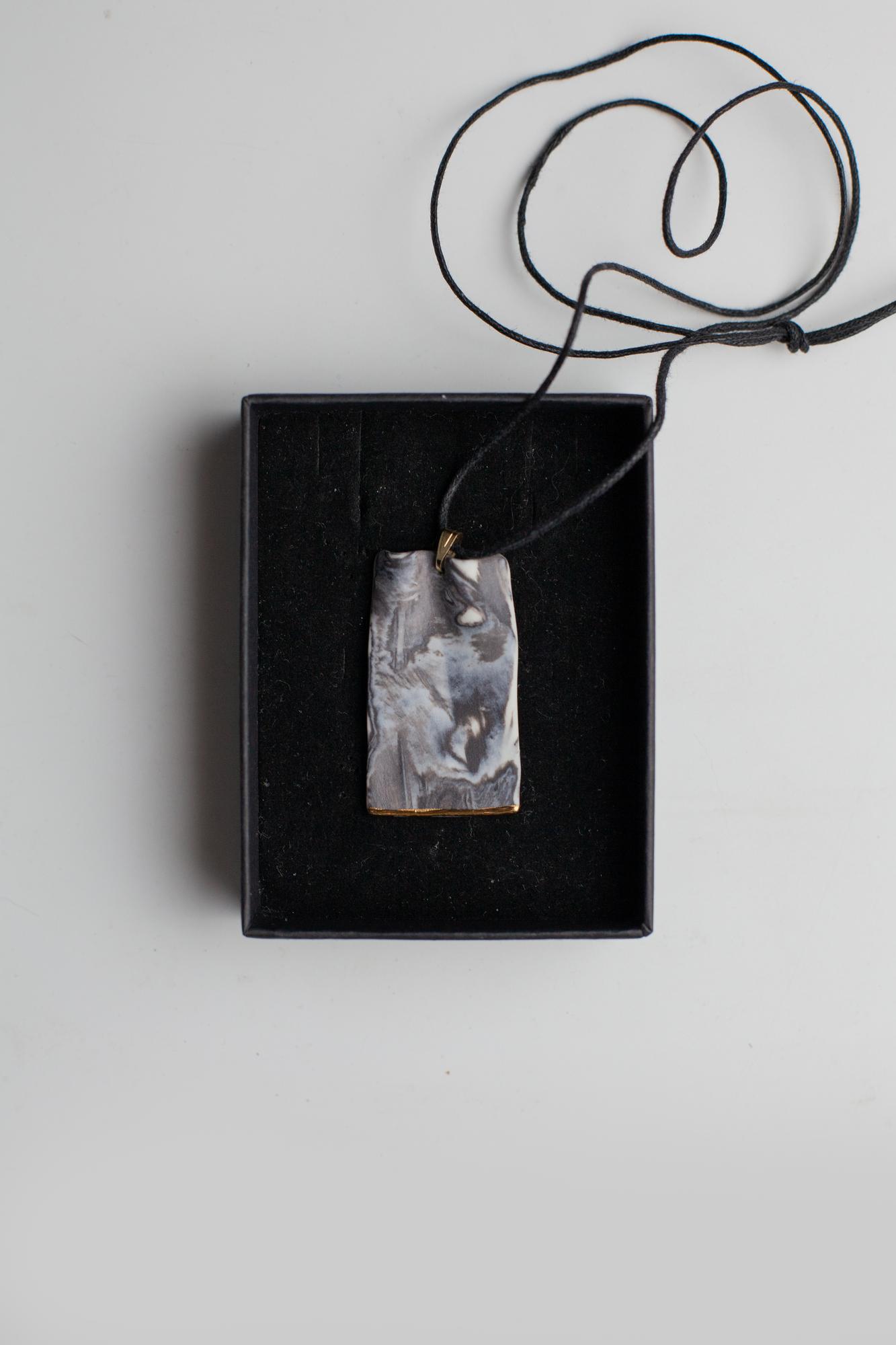 Подвеска из фарфора P-101