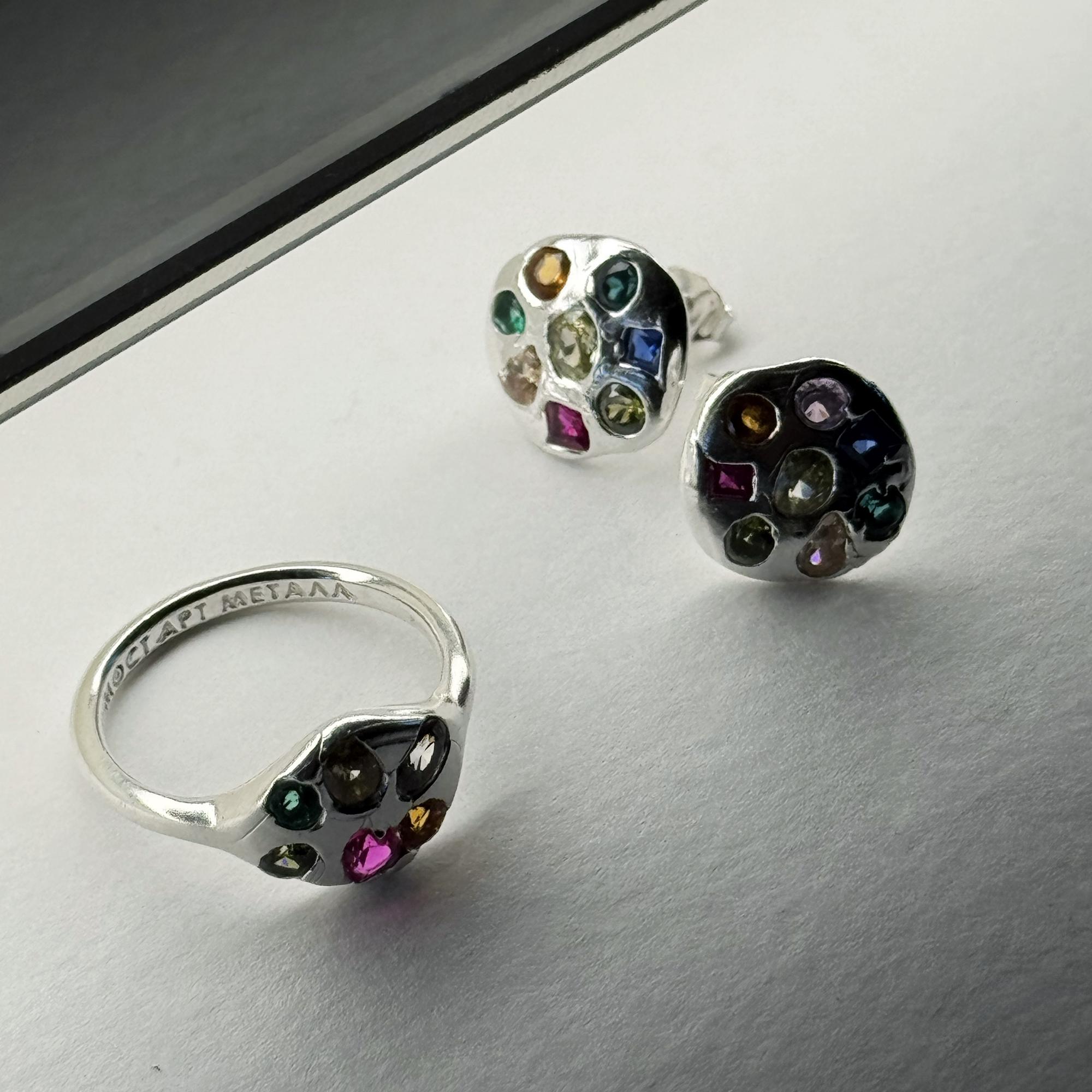 Кольцо-печатка с вплавленными камнями