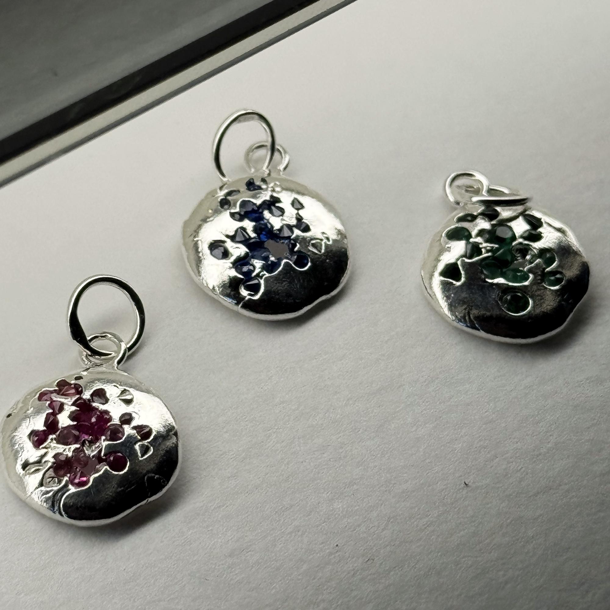 Подвеска с вплавленными камнями