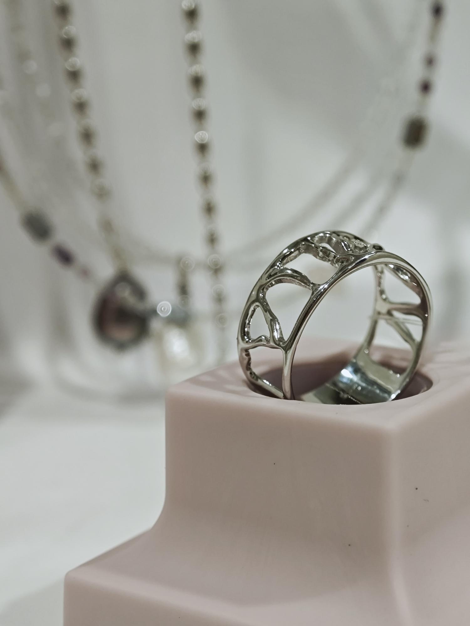 Кольцо с бриллиантом