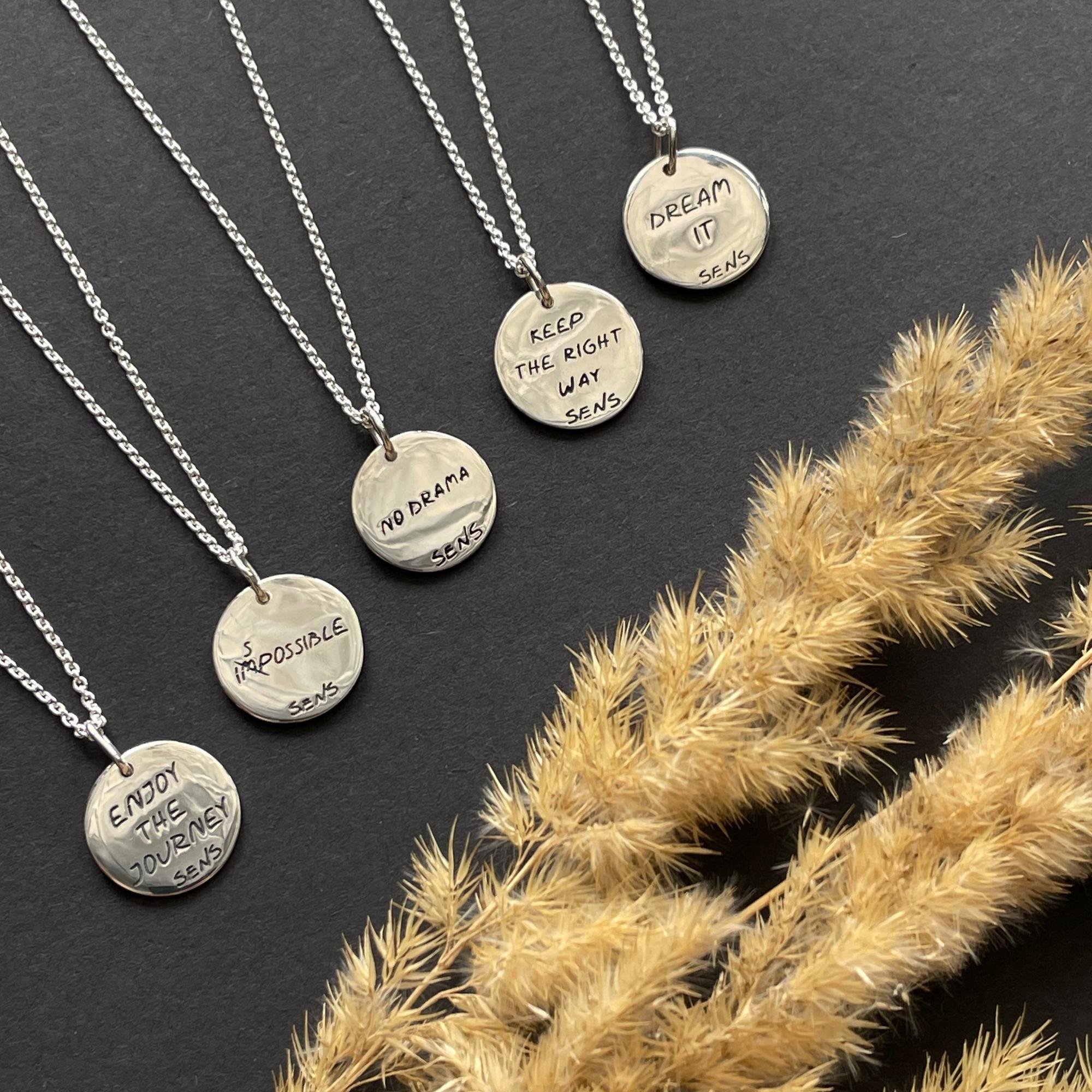 Подвеска с надписью (на английском языке)