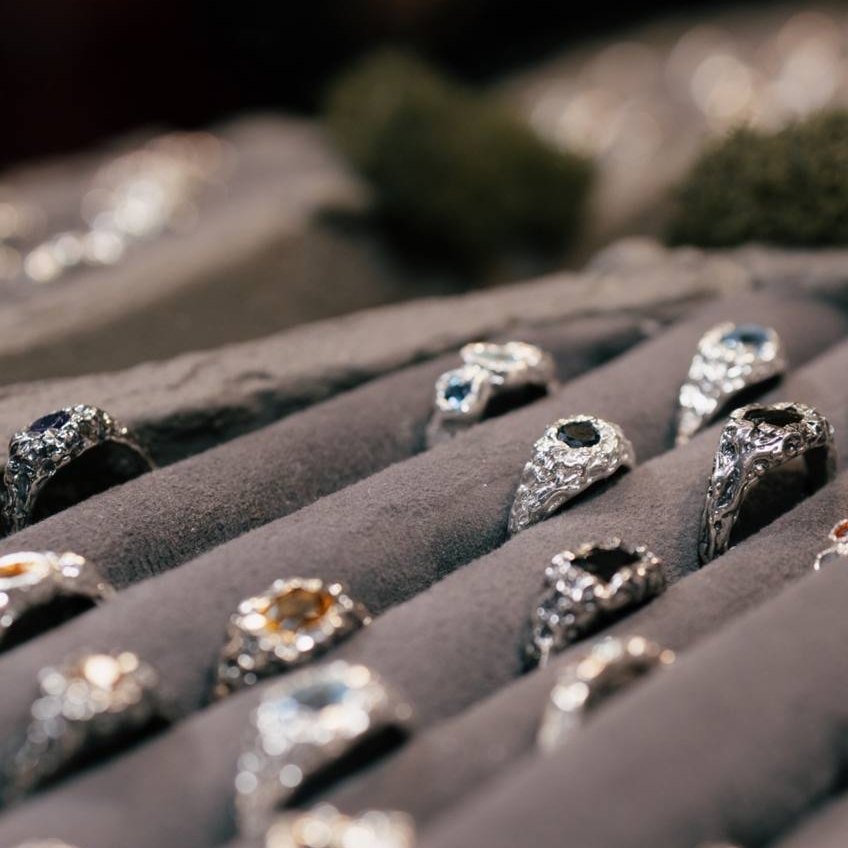 Кольцо с натуральным камнем и чернением