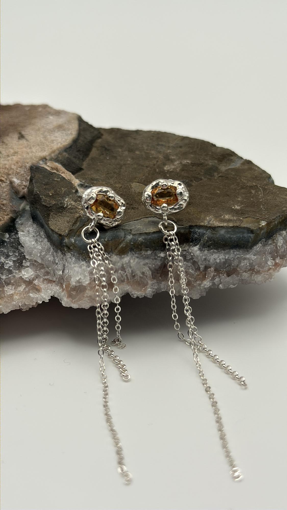 Моносерьга с натуральным камнем и цепочками