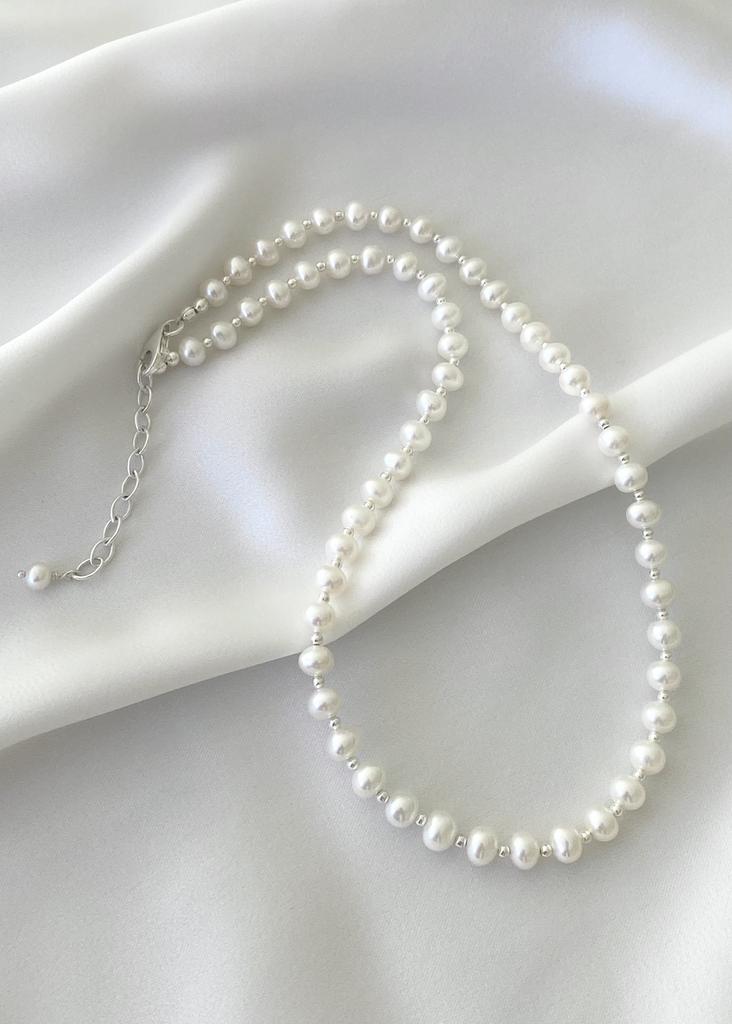 Classic necklace with round pearls and beads
