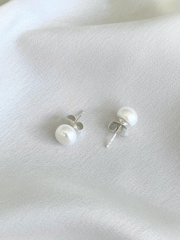 Earrings "Stud with white pearls"