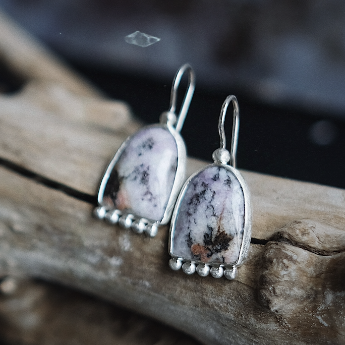 серьги c петалитом от Дерсу