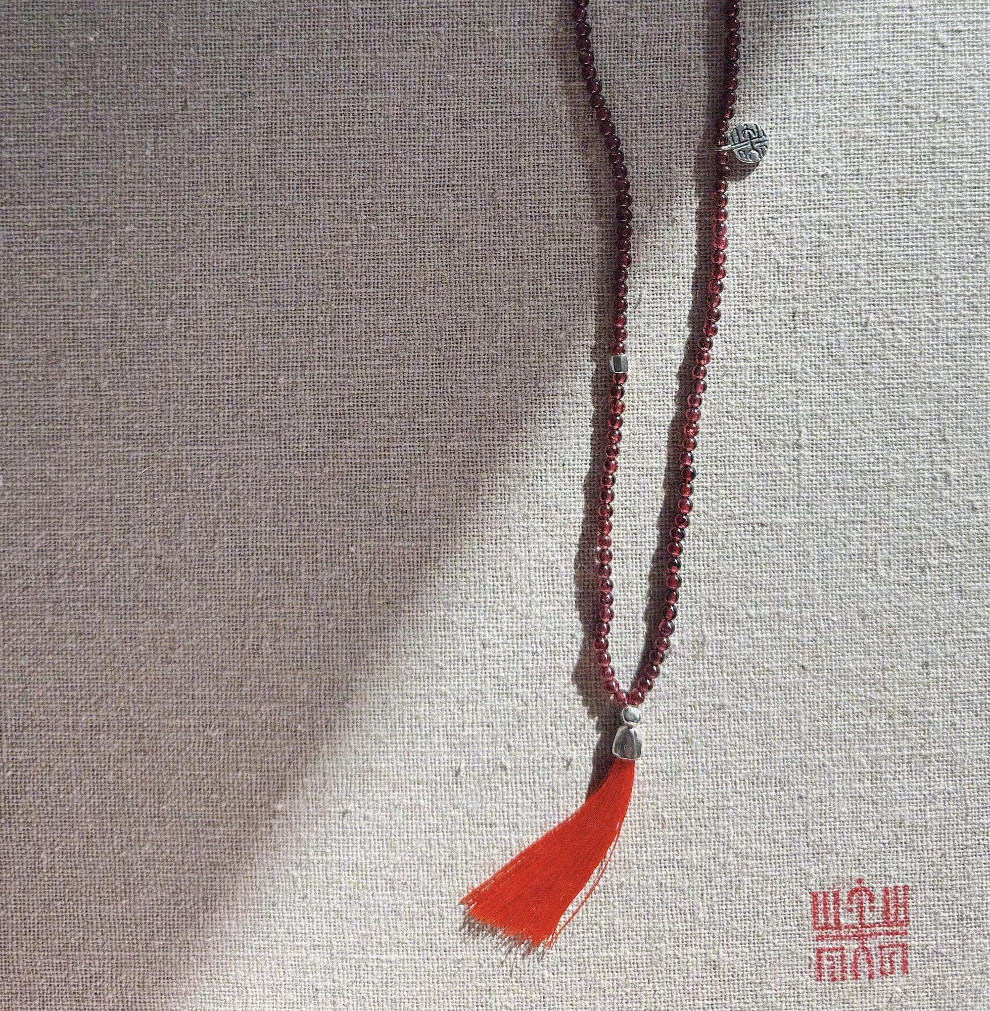 Амулет с гранатом в серебре