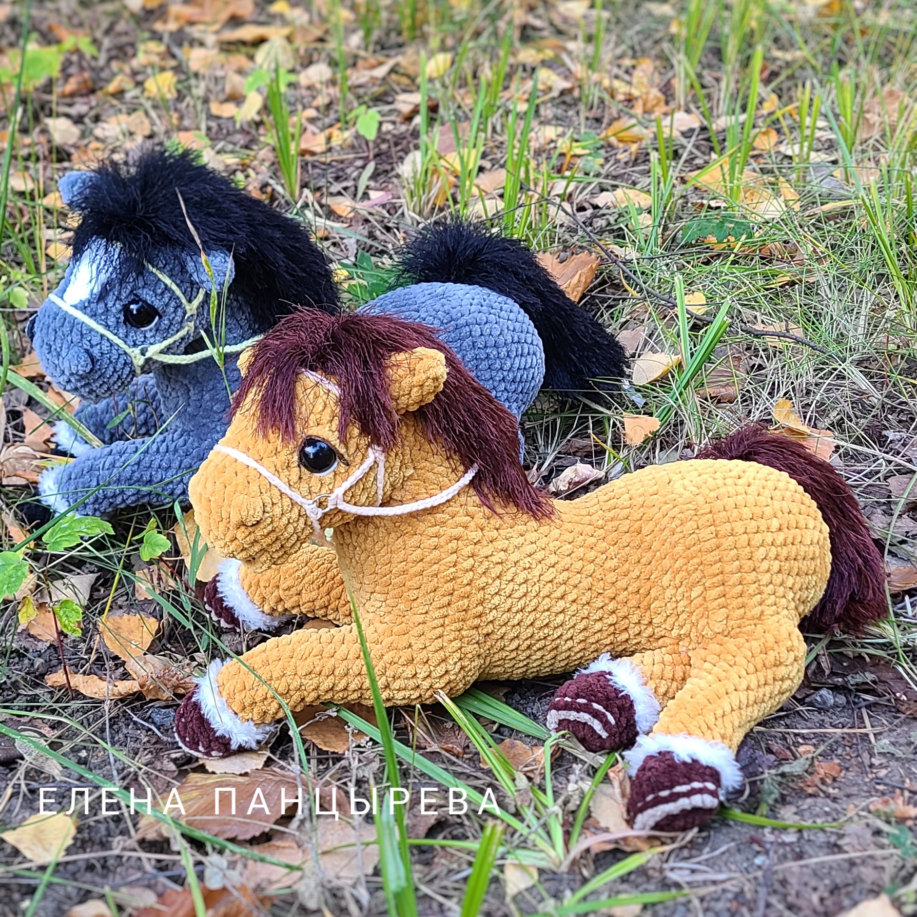 МК Лошадка - цельновязаная лежащая лошадь крючком из плюшевой пряжи, мастер-класс в формате pdf