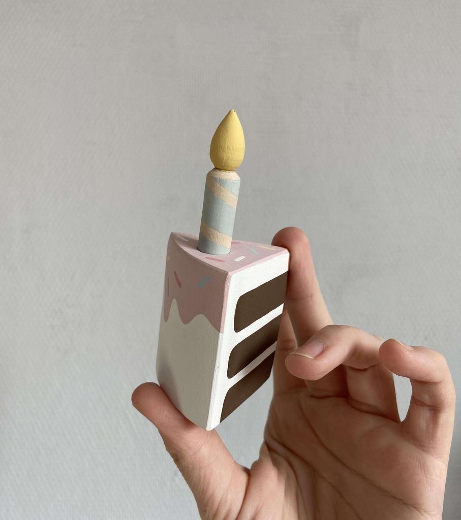 Кусочек торта со свечкой, 1 шт