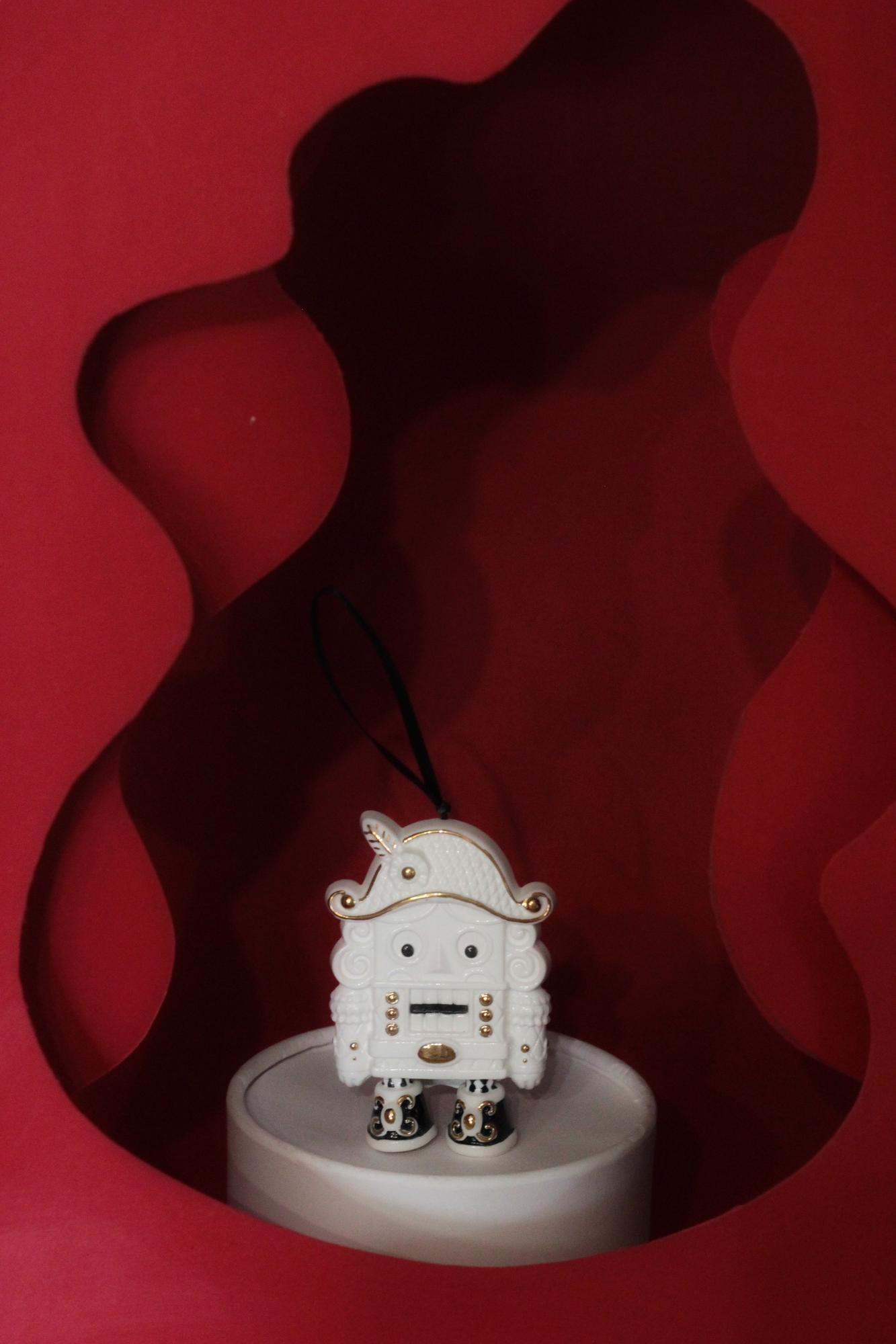 Щелкунчик белый