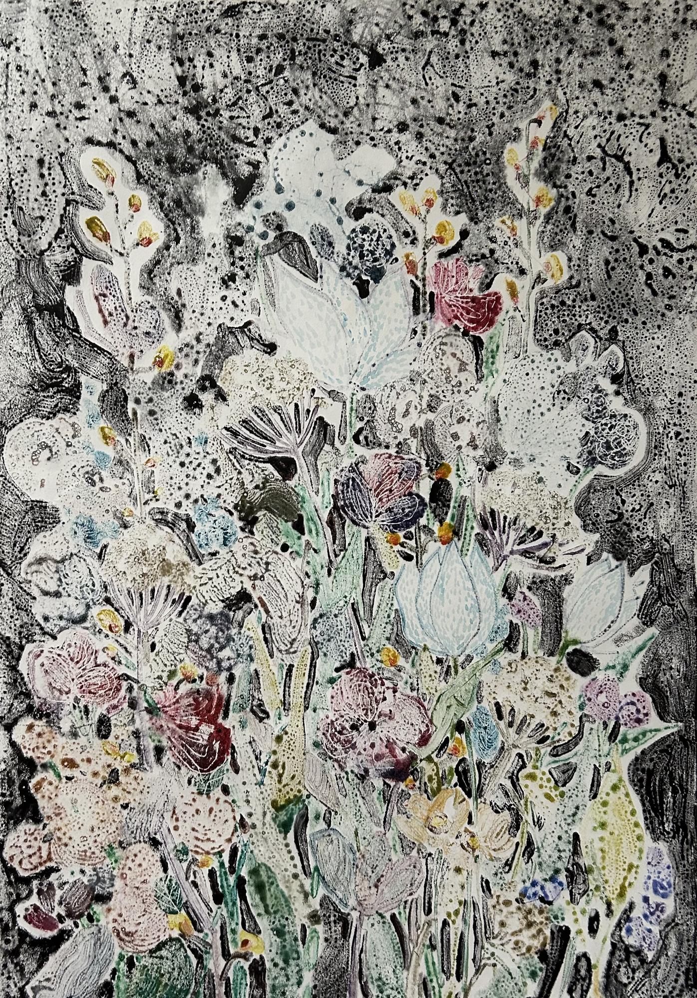 Цветы в саду в сумерках после дождя