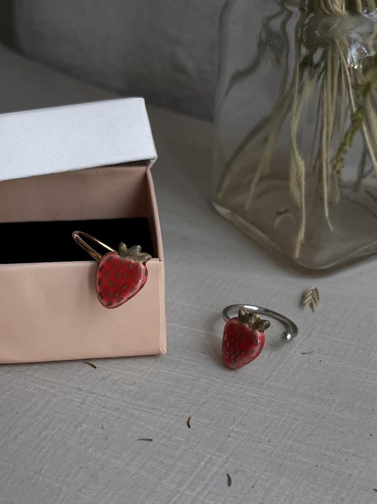 Кольцо с земляникой