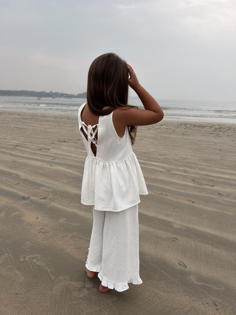 Костюм брючный молочный