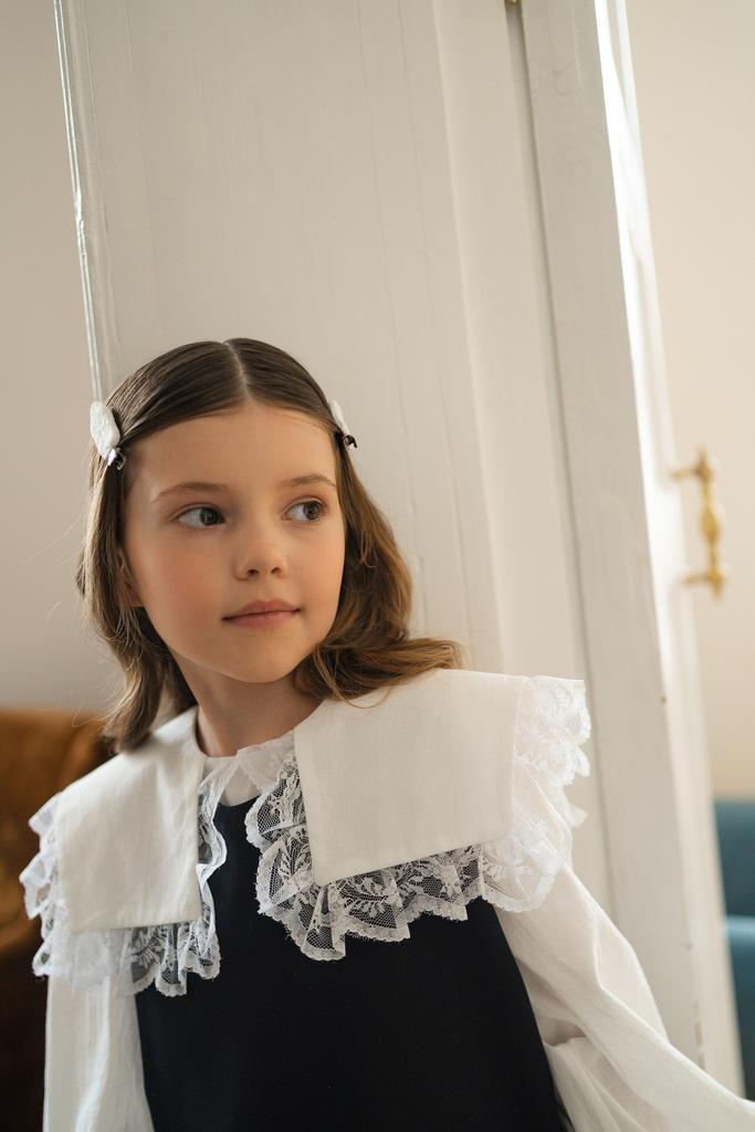 Блузка с кружевным воротником