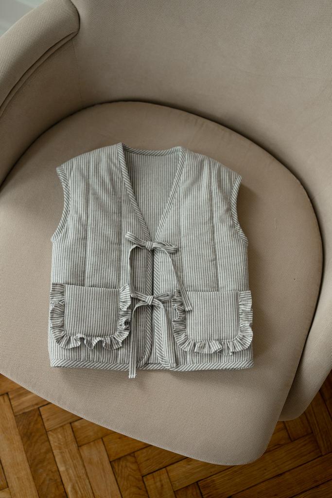 Жилет серая полоска