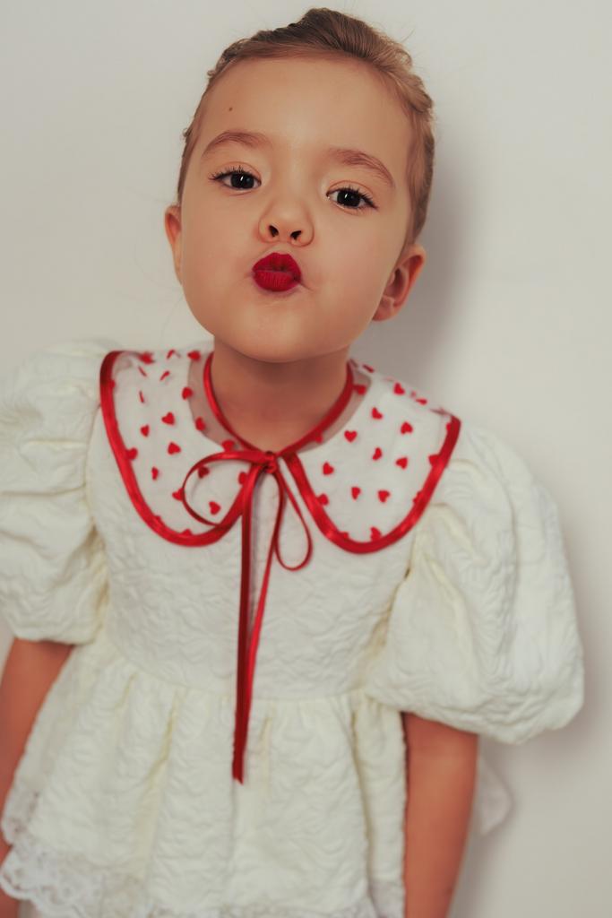 Воротничок в красное сердечко