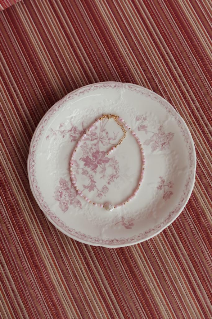 Розовый чокер с жемчужиной