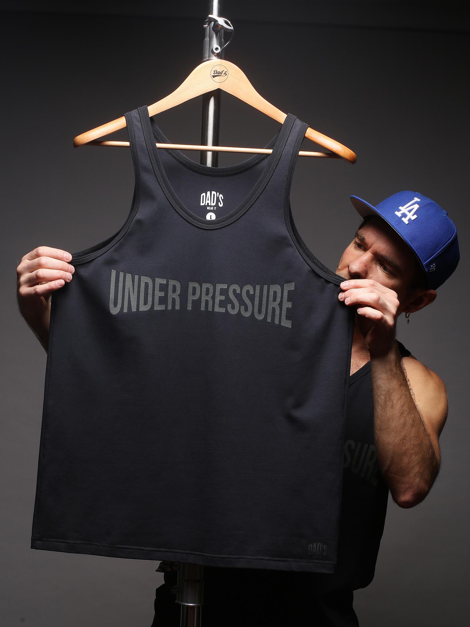 Майка  графитовый/графитовый. принт UNDER PRESSURE