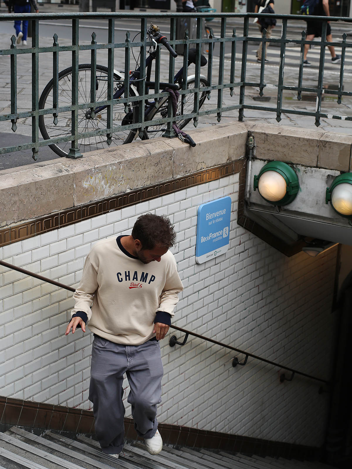 Свитшот беж/темно-синий