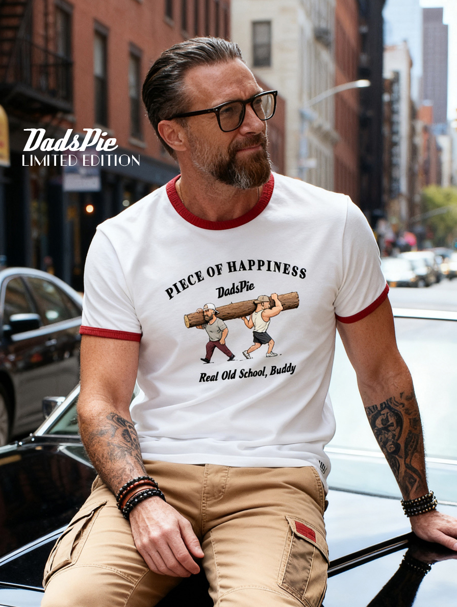 Футболка молочная кант красный с принтом на груди (бревно)