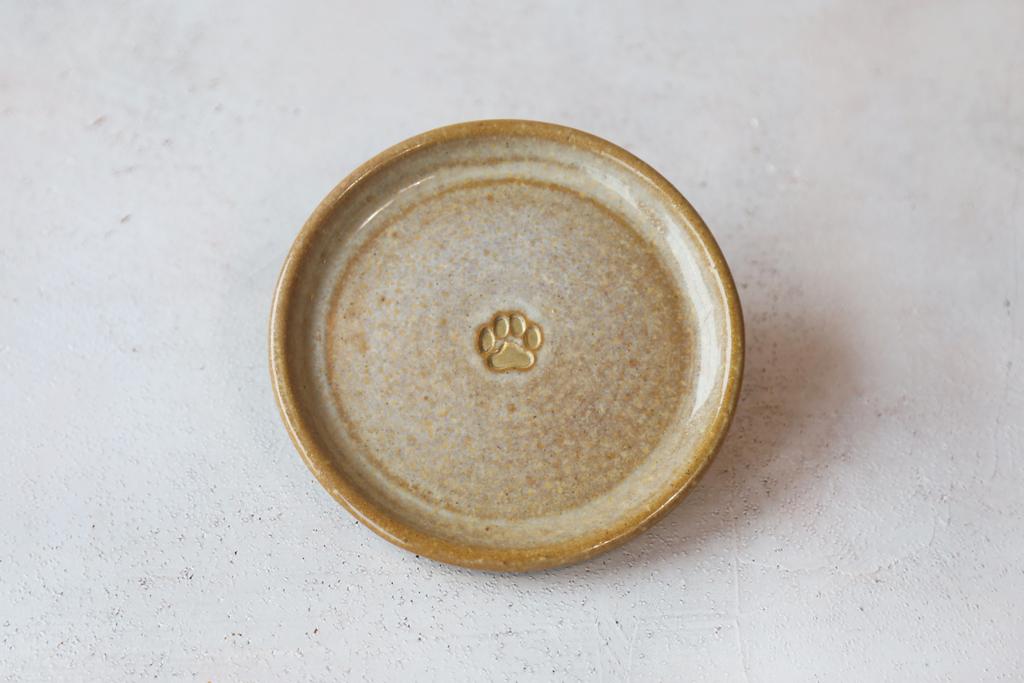 МИСКА ПЛОСКАЯ БЕЖЕВАЯ С ЗОЛОТОЙ ЛАПКОЙ