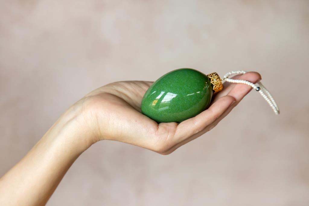 ЯЙЦО "ИЗУМРУДНАЯ КАПЛЯ" размер S