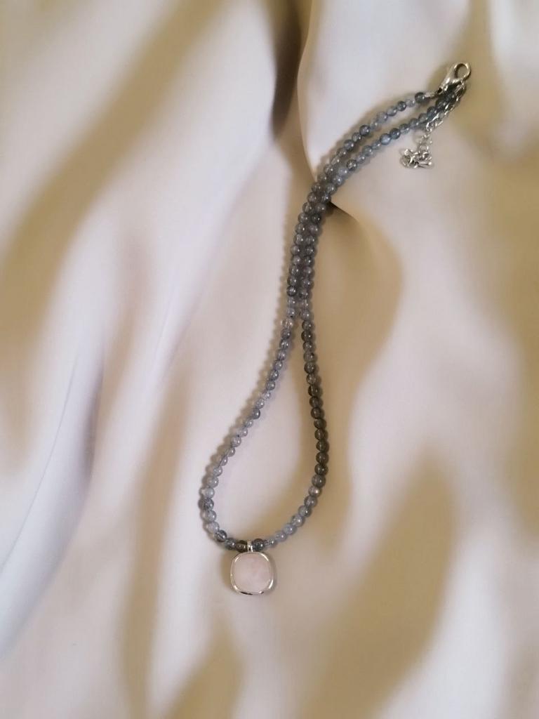 Чокер из лабрадора с подвеской из розового кварца