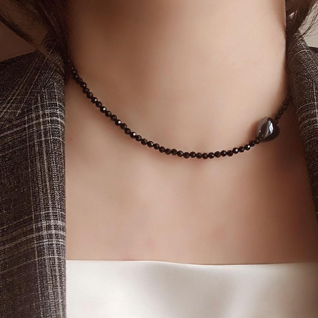 Чокер из черного агата с сердечком