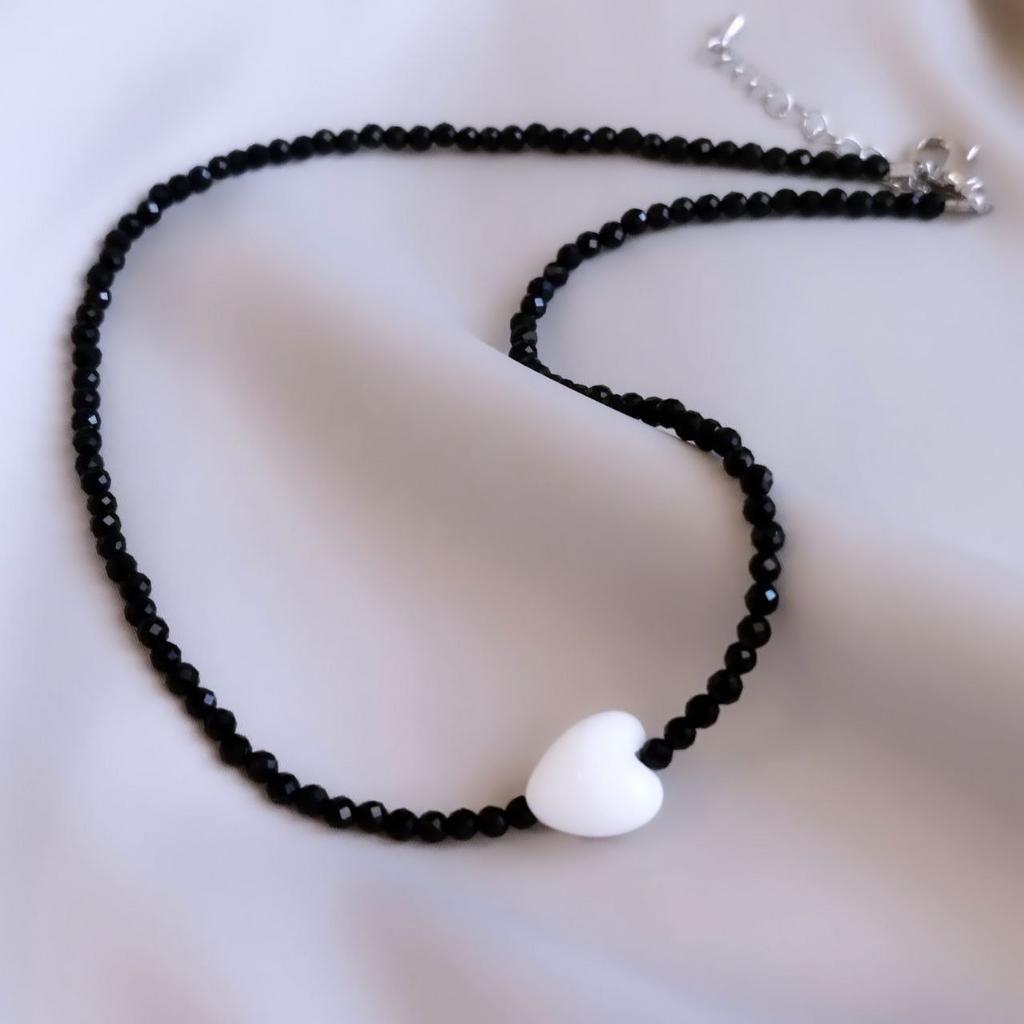 Чокер из черного агата с белым сердечком