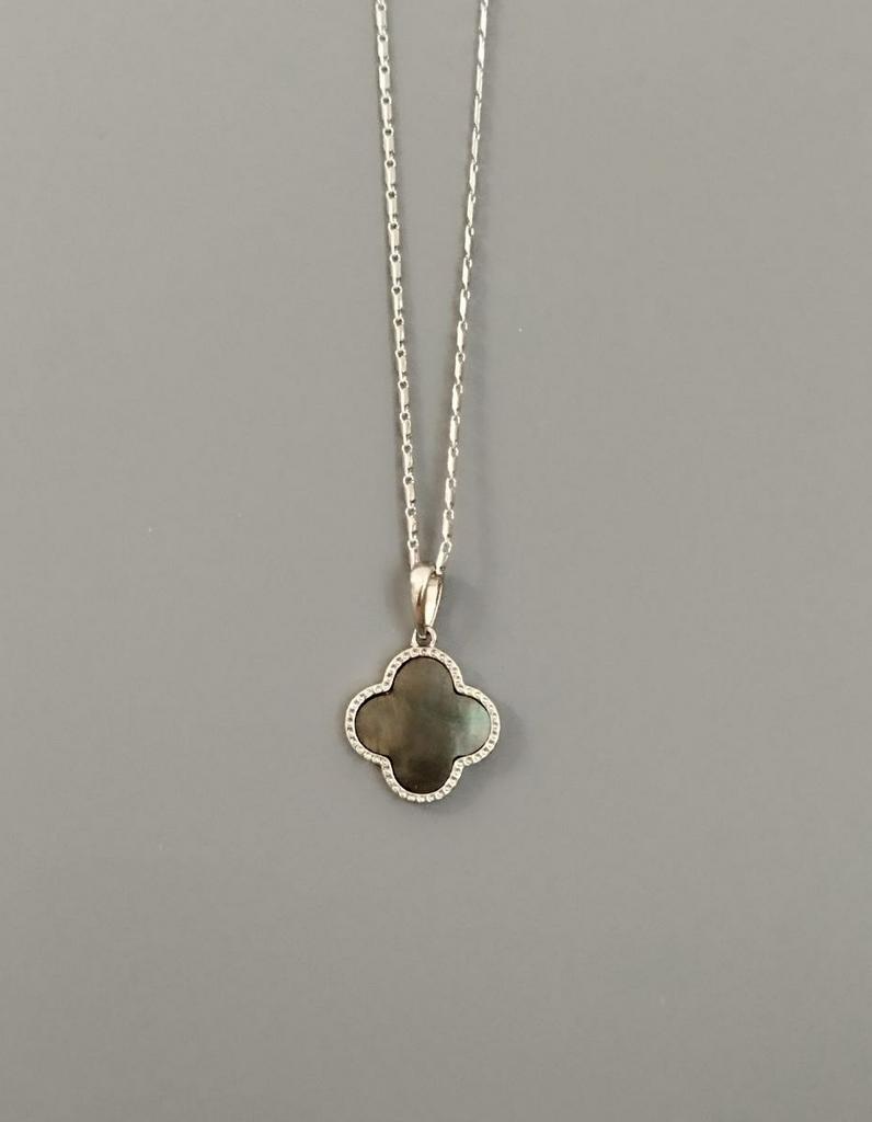 Кулон Клевер из перламутра насыщенного серого цвета