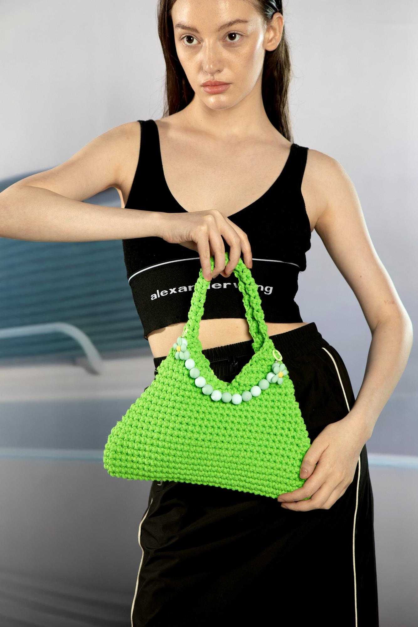 Зеленая треугольная сумка