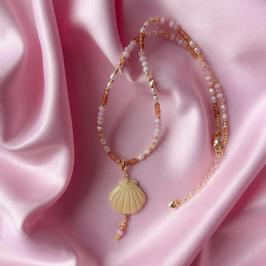 КОЛЬЕ “РАКУШКА» БЕЖЕВАЯ