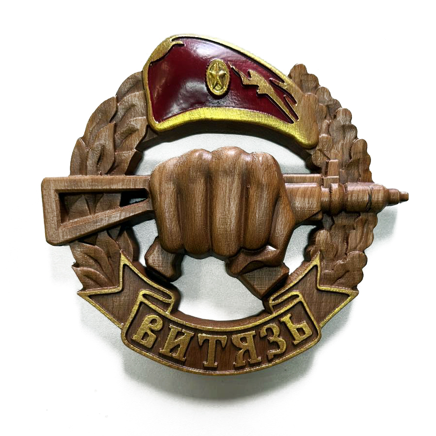 Деревянная эмблема Витязь 20 см цветная